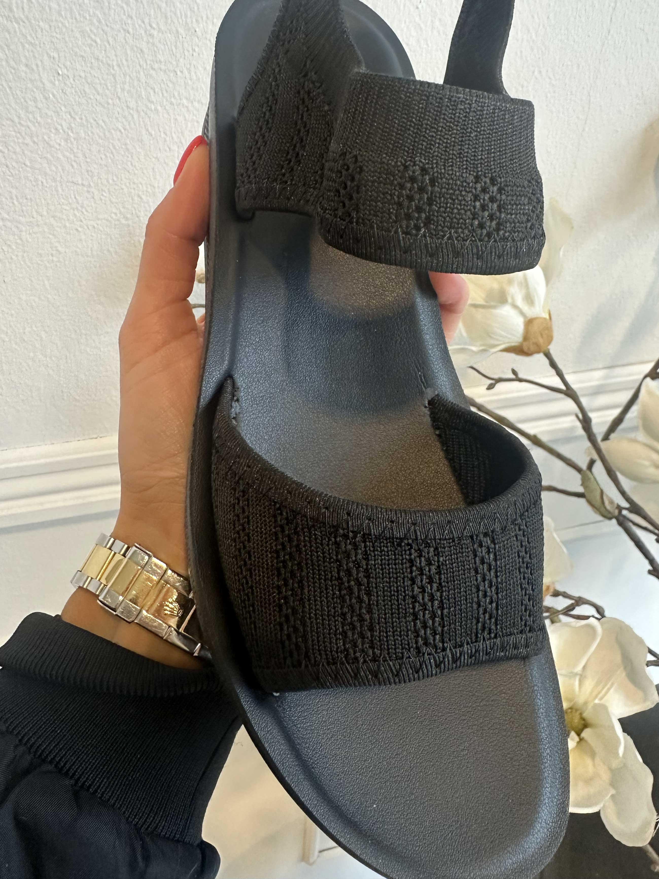 Jolina - Mjuka sandaler med liten klack och stretchrem